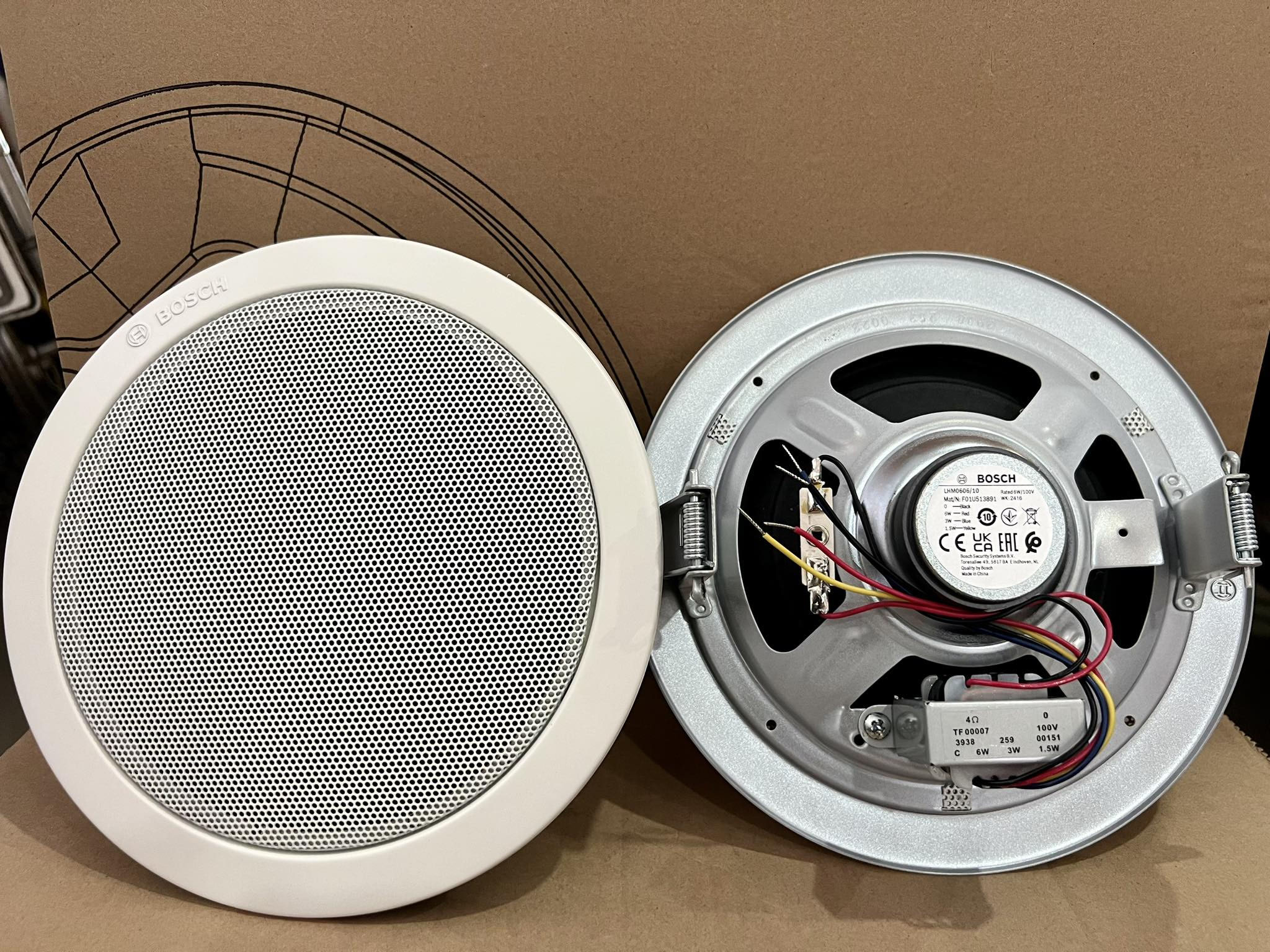 Loa âm trần Bosch LHM 0606/10 được chụp thực tế.jpg