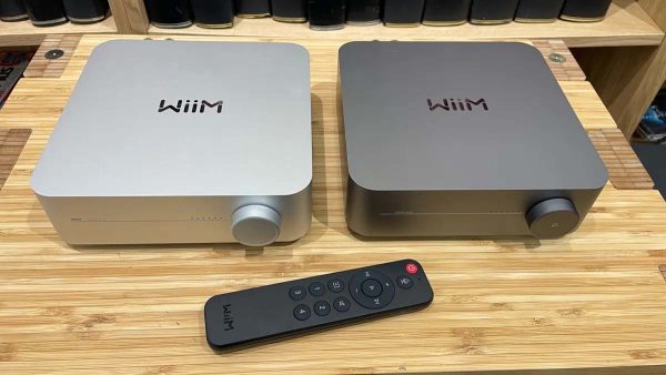 WiiM Amp có 2 màu và tíc hợp sẵn điều kiển có cả giọng nói