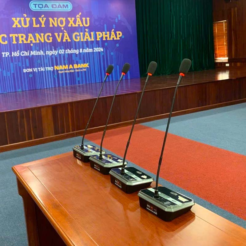 Micro cổ ngỗng không dây trong bộ loa micro phòng họp