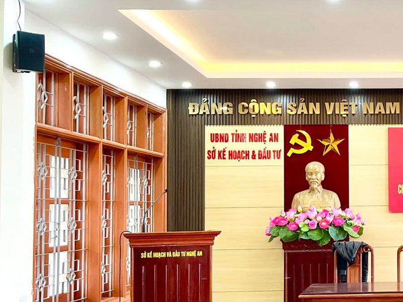 Bục phát biểu sử dụng micro để bàn cổ ngỗng hội trường