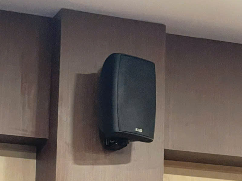 Loa cho phòng họp được bố trí loa 30W treo tường