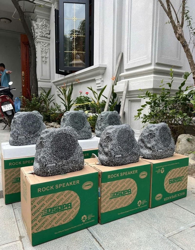Loa sân vườn được bỏ ra lắp đặt tại không gian biệt thự
