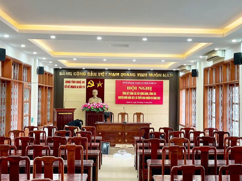 Loa treo tường được treo hai bên hội trường giúp âm thanh đều toàn không gian