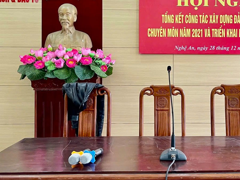 Micro cổ ngỗng và micro không dây được sử dụng cho hội trường