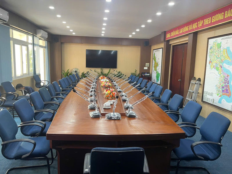 Toàn cảnh phòng họp của phường được lắp hệ thống micro hội thảo