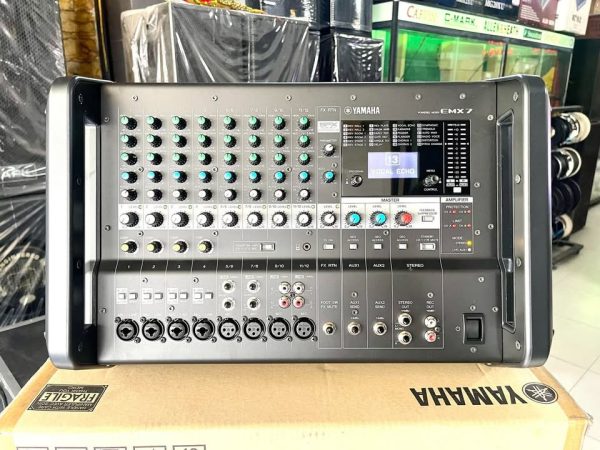 àn trộn âm thanh 12 kênh ngõ vào tích hợp công suất 14OOW Yamaha EMX7