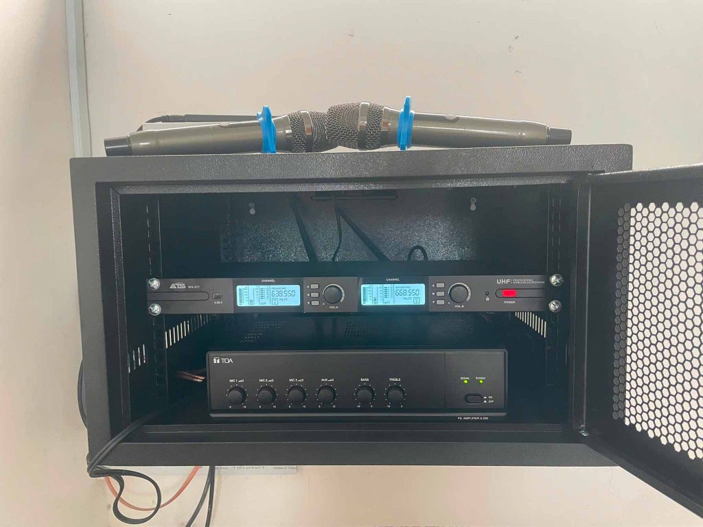 Ampky và micro được lắp đặt gọn gàng trong tủ treo tường