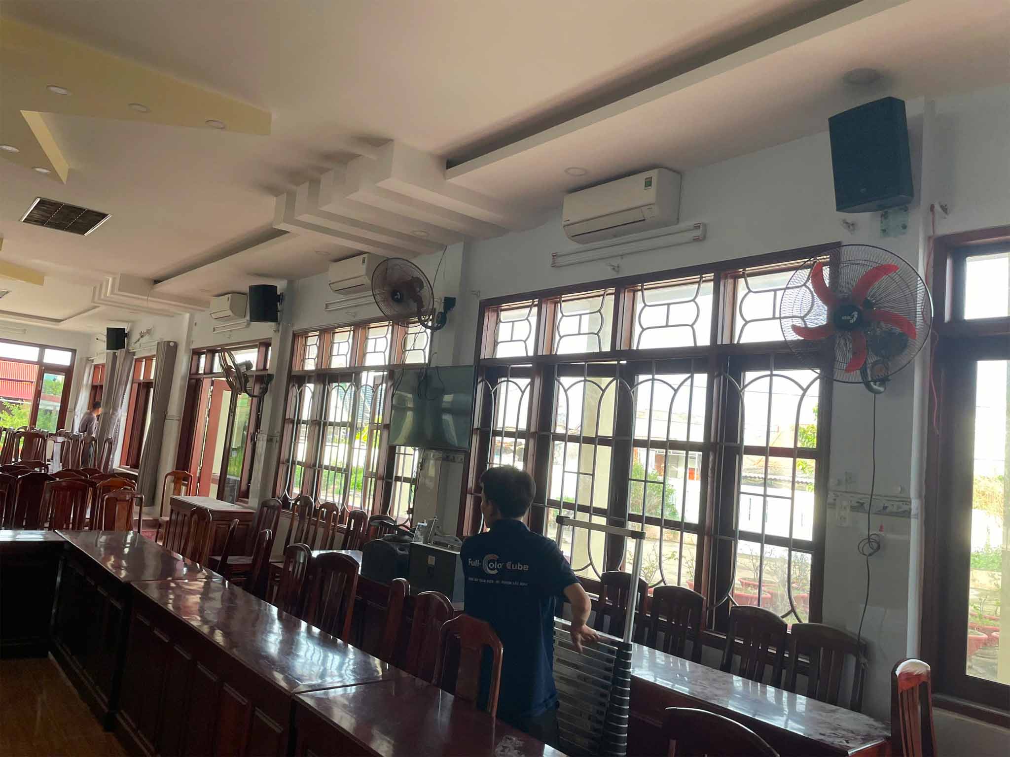 Kỹ thuật của VHT Audio kiểm tra test loa sau khi lắp đặt