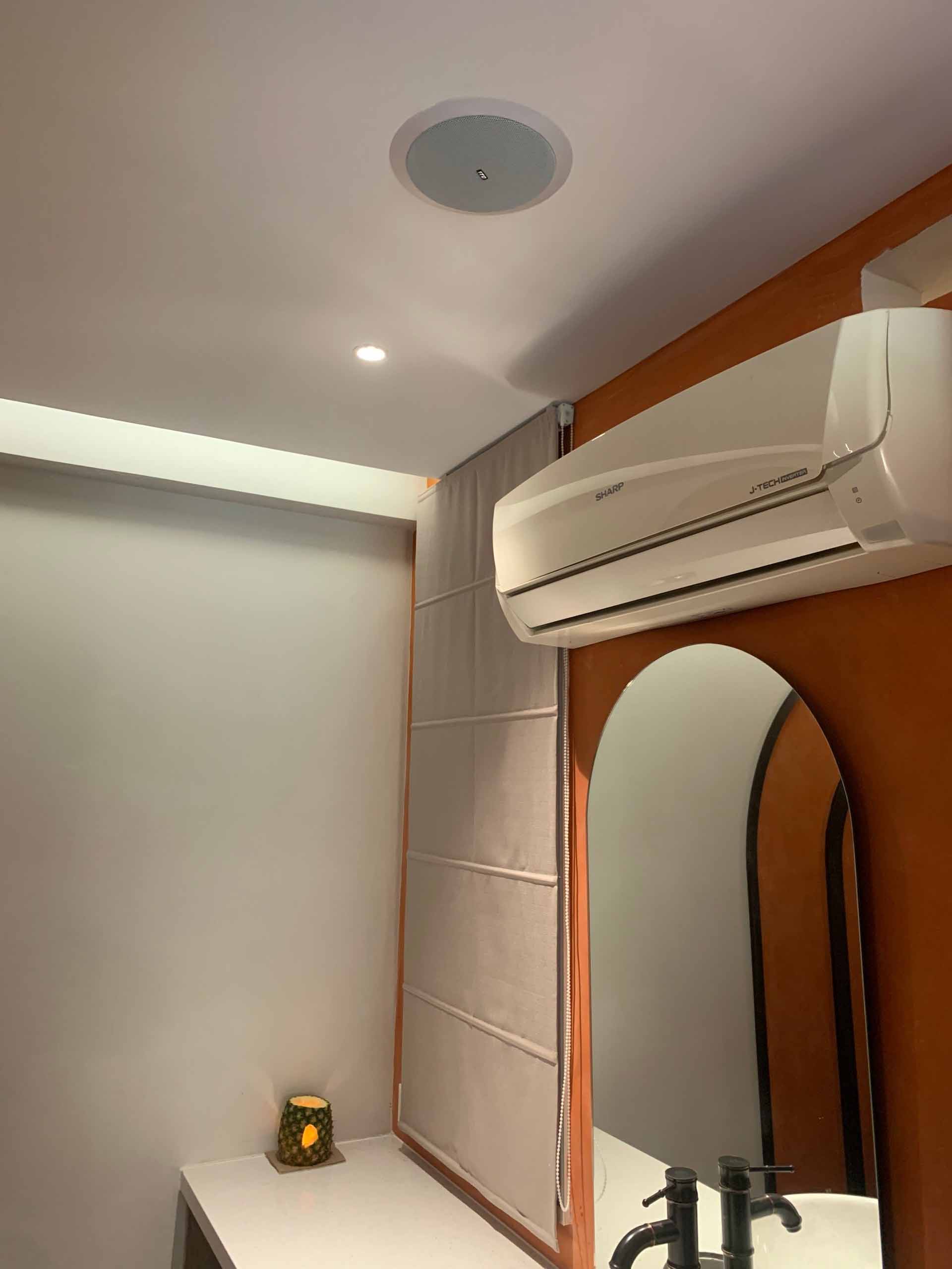 Loa được bố trí đều cho không gian spa