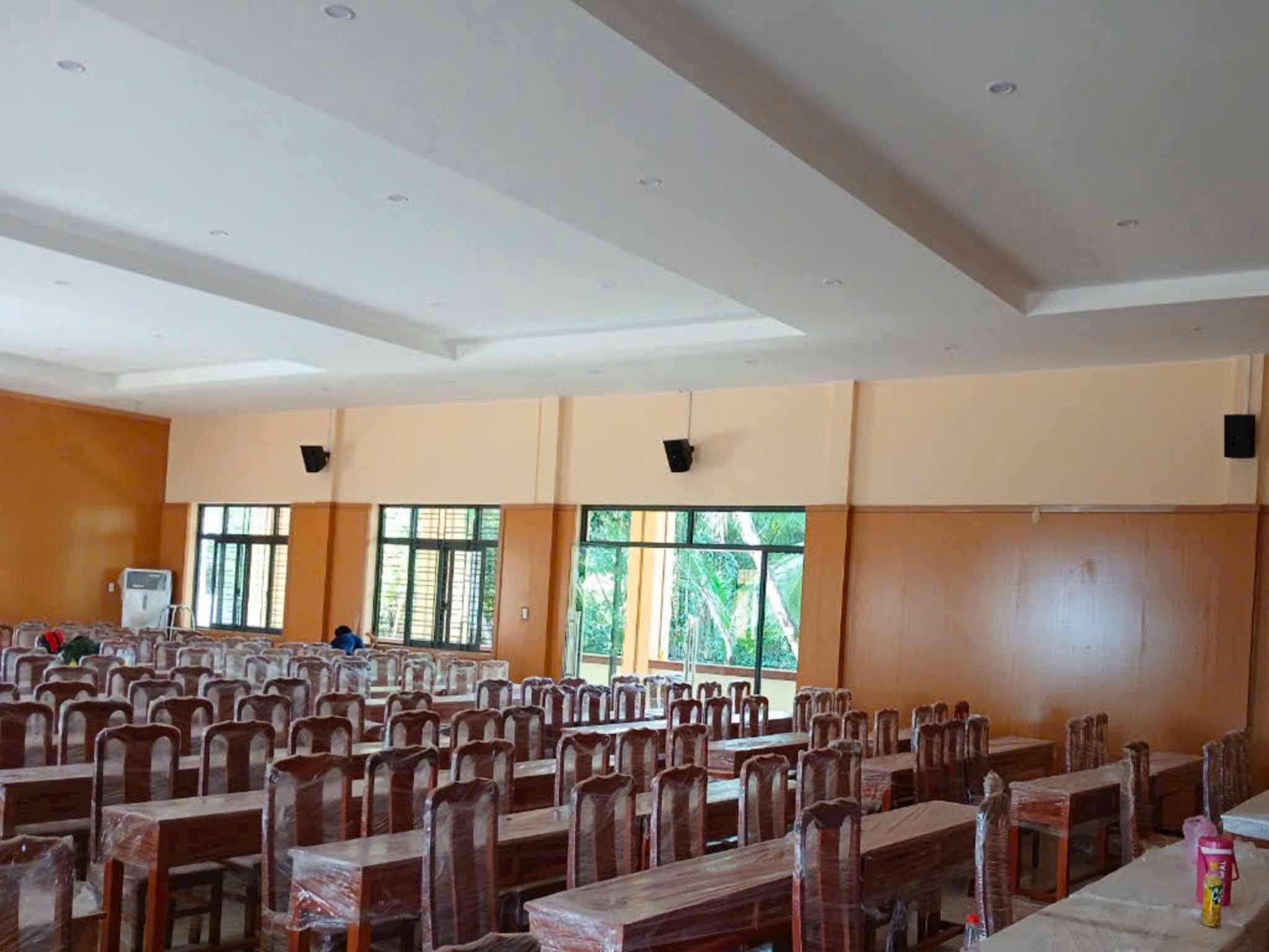 Loa được bố trí rải đều phòng cho âm thanh đều rõ
