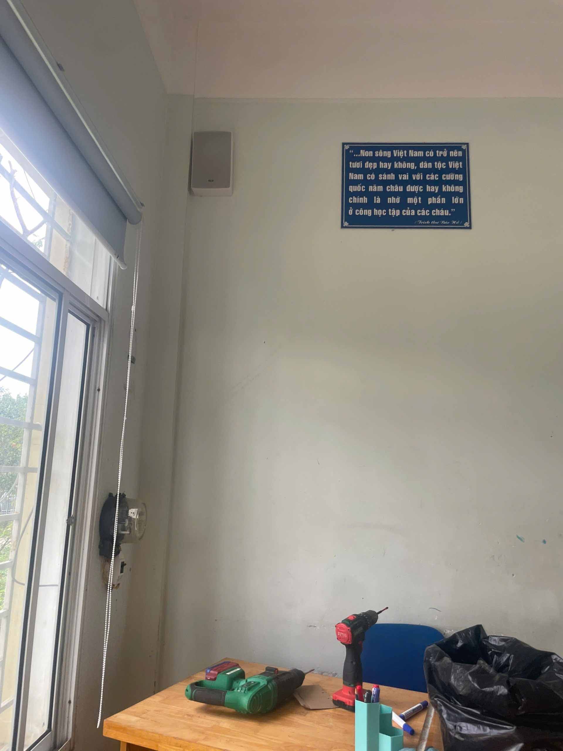 Loa hộp treo tường được lắp đặt cho từng lớp học