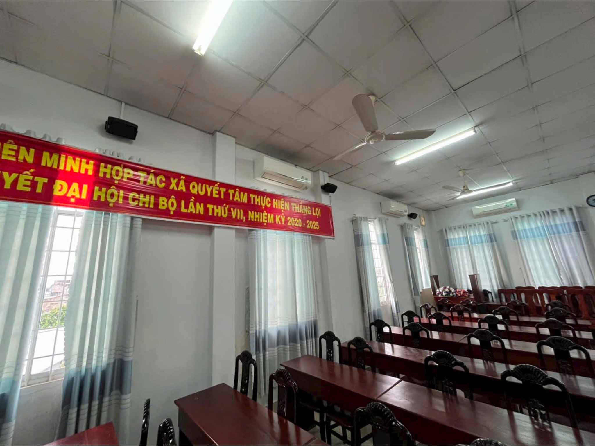 Loa treo tường được bố trí toàn hội trường