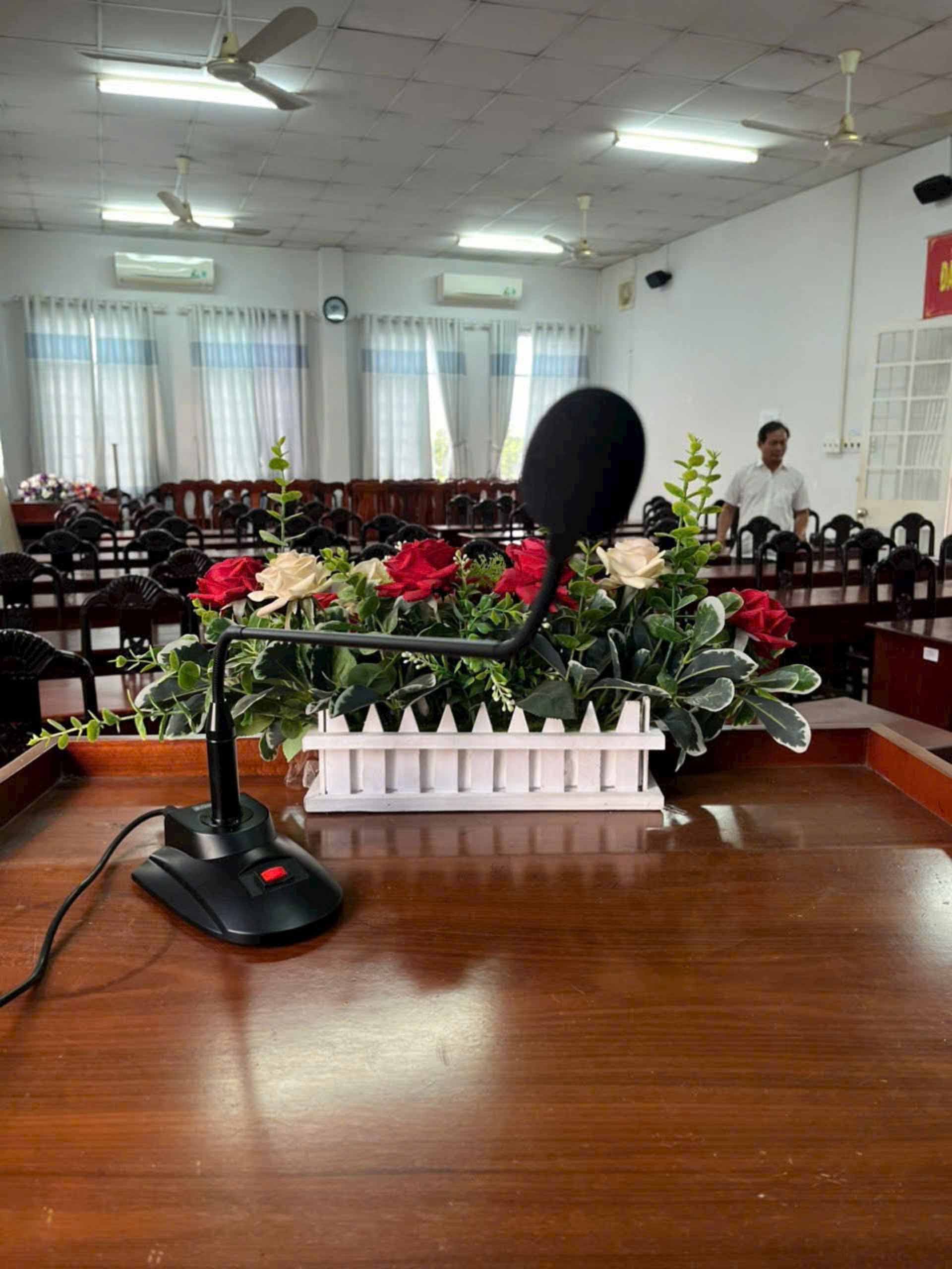 Micro cổ ngỗng để bục phát biểu hội trường