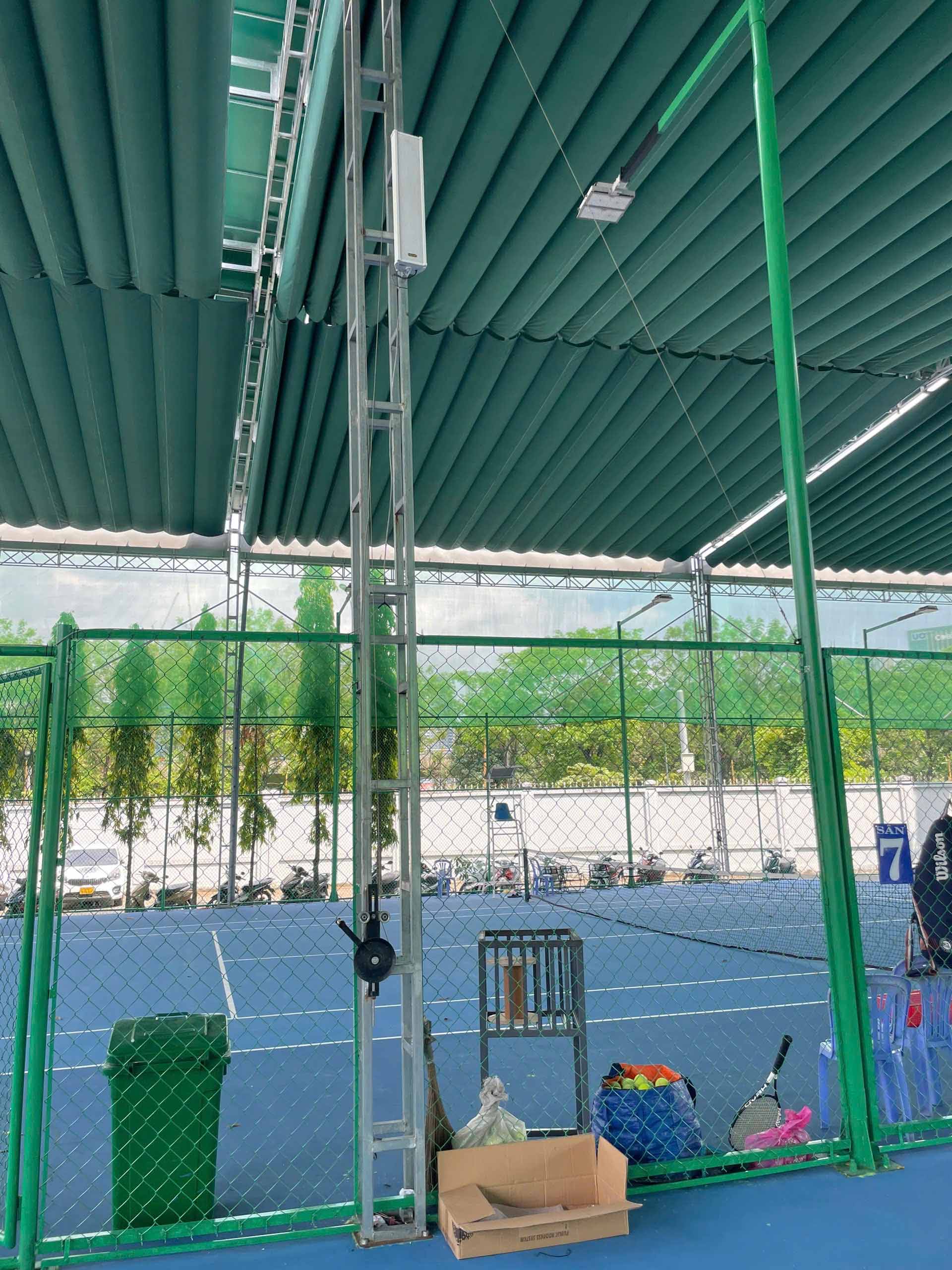 Loa được bố trí rải đều sân