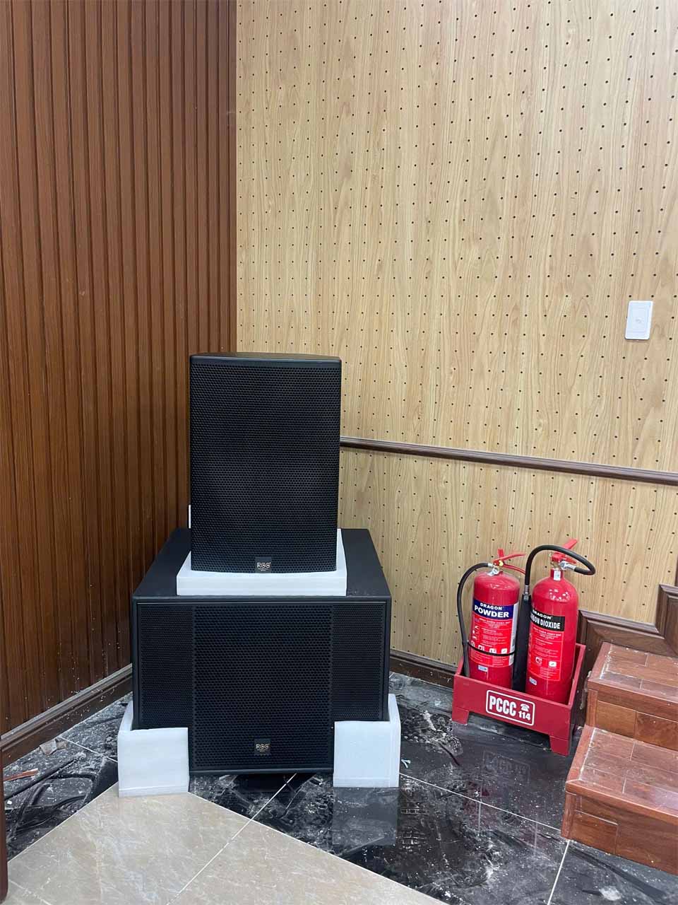 Loa hội trường được lắp đặt
